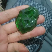 سنگ سبز طبیعی همراه دو تکه سنگ فیروزه و یه گردنبند