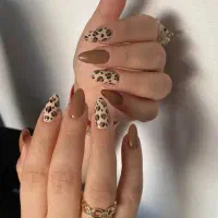 جذب مدل ناخن در سالن زیبایی سبزه میدان