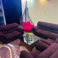 مبل راحتی۷نفره بهمراه میز وسط و۳تاعسلی تاب وفرش