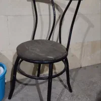 صندلی و‌گلدان