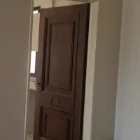 در چوبی به همراه چارچوب آهنی