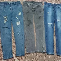 شلوار جین و تعدادی پیراهن