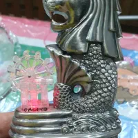 مجسمه شیرماهی پارک مرلیون سنگاپور نو همراه با جعبه