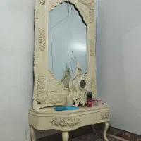 اینه و میز و ساعت