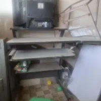 میز تحریر و کامپیوتر