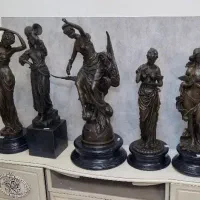 مجسمه برنزی زن کبوتر به دست