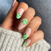 اجاره میز  ناخن و همکار ارایشگر