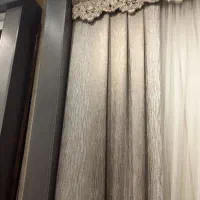 کنار پرده ای مجلل