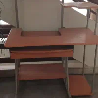 میز تحریر و کامپیوتر