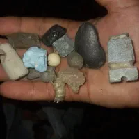 چندعددشیشه سنگهای پیداشده قدیمی زیرسیلاب