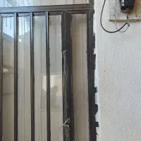 درب فلزی حال و یک درب انباری یا سرویس و پنجره