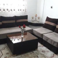 راحتی ۵نفره با میز جلو مبلی ودوتا عسلی گوشه