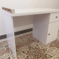 میز به همراه کتاب خونه
