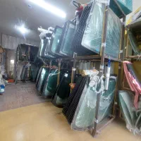 نیازمند شاگرد در شیشه اتومبیل