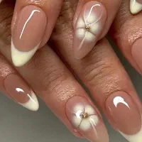 کاشت ناخن و آرایشگری زیبایی