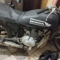 یک دستگاه موتور سیکلت