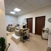 نیاز به دو دستیار ناخن