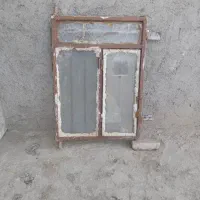 یک پنجره آهنی نو نو صحیح و سالم به فروش می‌رسد