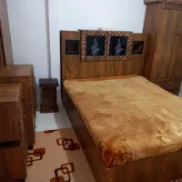 تخت خواب جمع و جور تمیز و یک  کمد لباس با کنسول
