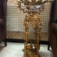 جا میوه ای ایستاده و ساعت برنز و میز تلفن