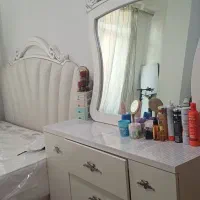 سرویس خواب ب همراه پاف و کمد ایستاده