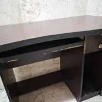 قفسه ی کتاب و میز کامپیوتر