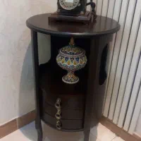 میز تلفن و تلفن و شکلات خوری