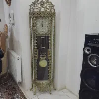 ساعت برنجی ومیز