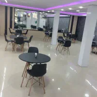 میز و صندلی کاملا سالم و تمیز