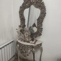 آینه و کنسول و شمعدان و ساعت