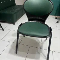 صندلی انتظار چرمی درحد نو با یک صندلی مدیریت