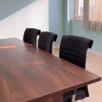 میز کنفرانس و صندلی چرخدار اداری