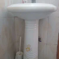 روشویی ایستاده همراه با شیر