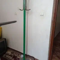 چوب لباسی سبز درحد نو با قیمت مناسب قیمت 950