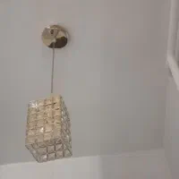 یک عدد لوستر چهار شاخه ای و یک لوستر یک شاخه ای