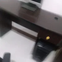میز اداری و کامپیوتر