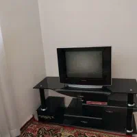 تلویزیون و گیرنده و میز