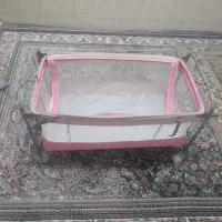 گهواره نوزاد  وتخت شو کنار مادر در حد نو