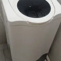 یک عدد لباسشویی کوچک و پرده