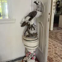 مجسمه پرنده با پایه