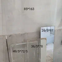 تعدادی شیشه و یک آینه