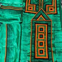یه لباس تپه ای با یه بدناستین بزرگسال فروخته میشود