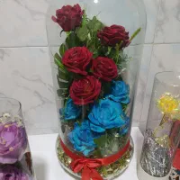 تعدادی گل مصنوعی داخل شیشه