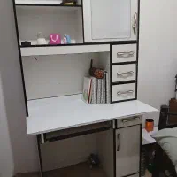میز تحریر و کتابخانه