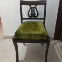 صندلی چوبی رنگ شده قدیمی