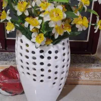گلدان با گل های زرد