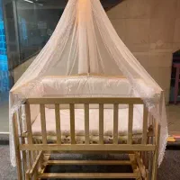 تخت کنار مادر گهوارشو