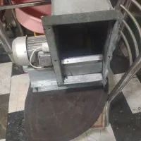 یک عدد سانتی فیوژ صنعتی و تابلو کامپیوتری تبلیغات