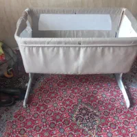 تخت کنار مادر یا گهواره