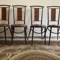 فروش چهار عدد صندلی فلزی و یک تخت دو طبقه فلزی